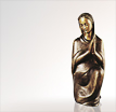 Madonnen Bronzefiguren Madonna die Barmherzige: Madonna Statue aus Bronze für ein Grab