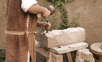 Unsere Grabsteine werden als traditionelle Handarbeit gefertigt